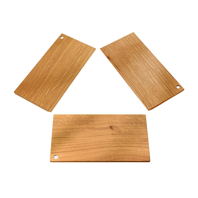 De petits aimants permettent d‘assembler avec précision les planchettes en quelques gestes. Trois planches en bois de différentes formes.