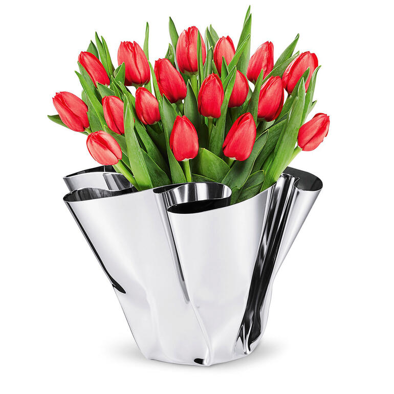 Vase pliante en métal brillant avec des tulipes rouges.