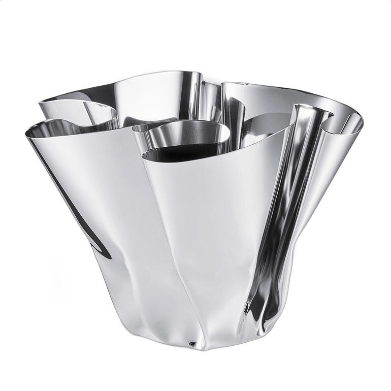 Élégant même sans fleur. Vase pliable simple en métal brillant.