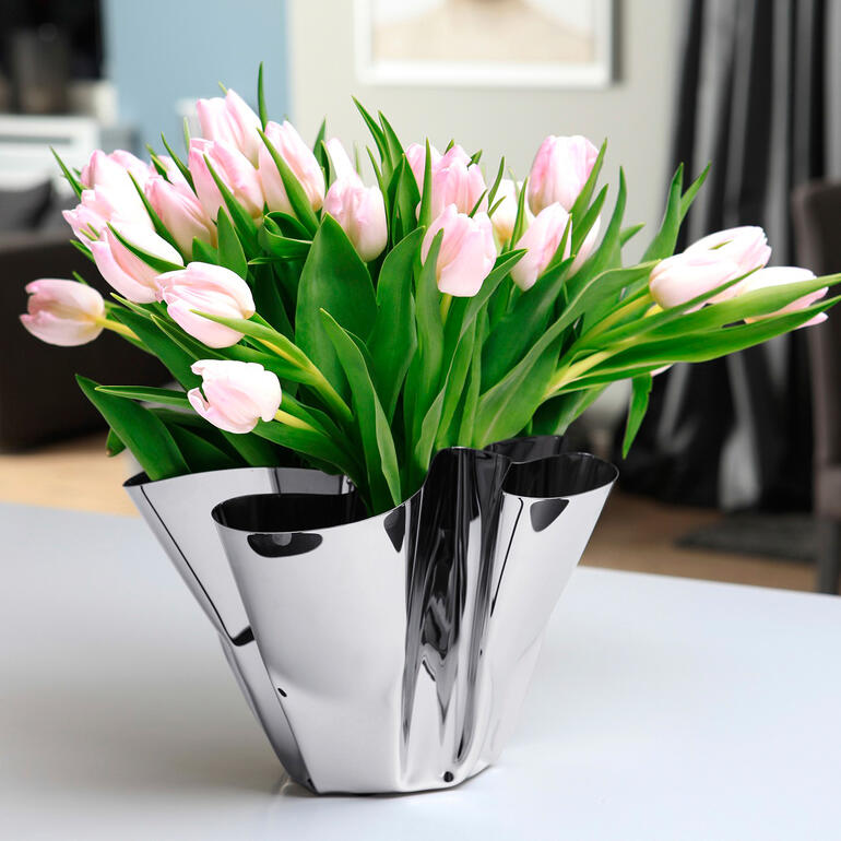 Vase pliable Margeaux avec des tulipes roses sur une table