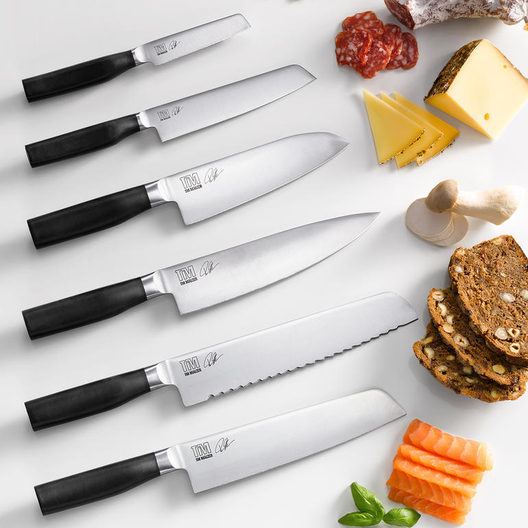 Différents couteaux Kamagata arrangés.