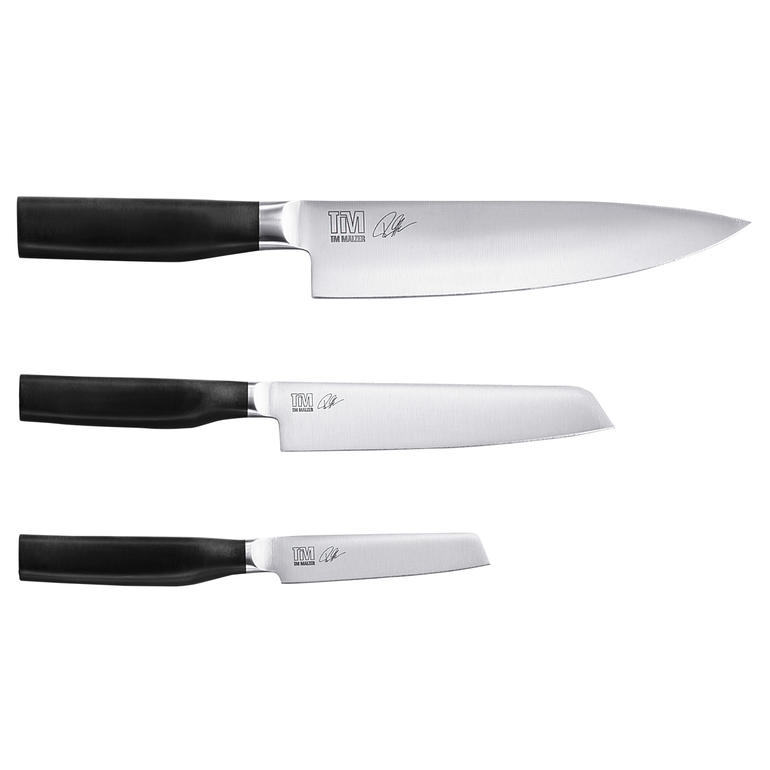 L’équipement de base (disponible en commande séparée) est composé d’un couteau de cuisine, d’un couteau utilitaire et d’un couteau office. Trois couteaux Kamagata de différentes tailles.