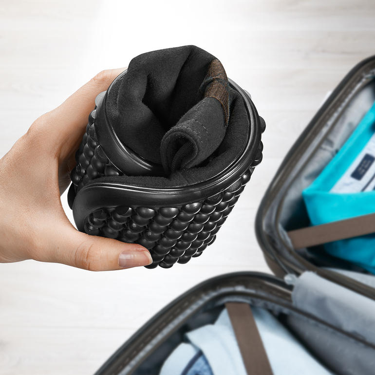 Ultra flexibles – rangement gain de place dans vos bagages. Bottes à lacets Barfuß-leguano noires tenues à la main