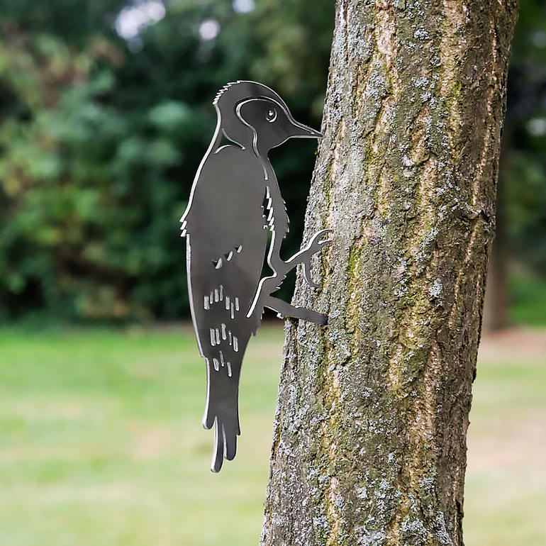 Motif animal en contour pic vert, silhouette métallique sur un arbre