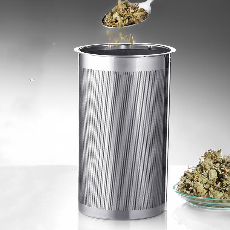 Le microfiltre à double paroi en acier inox est suffisamment fin pour le thé en feuilles. Filtre en acier inoxydable pour préparer du café avec des herbes sur une assiette.