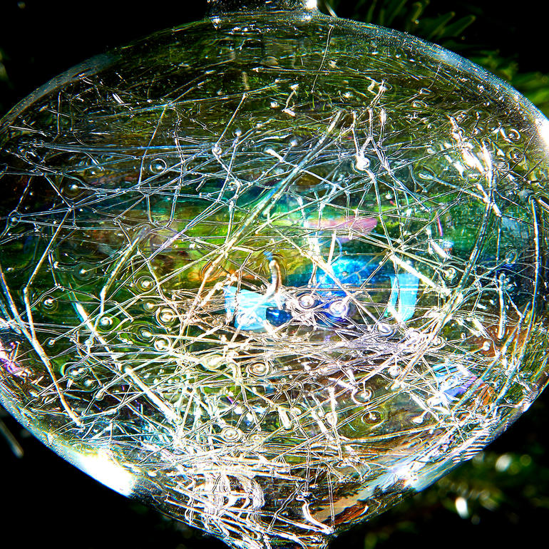 Boule de Noël à filaments irisés, lot de 6 pièces Gros plan d'une boule de Noël en verre avec des fils irisés à la surface.