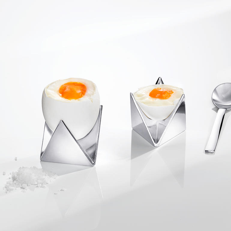 Coquetiers Alessi en forme de deux petites coupelles pliées.