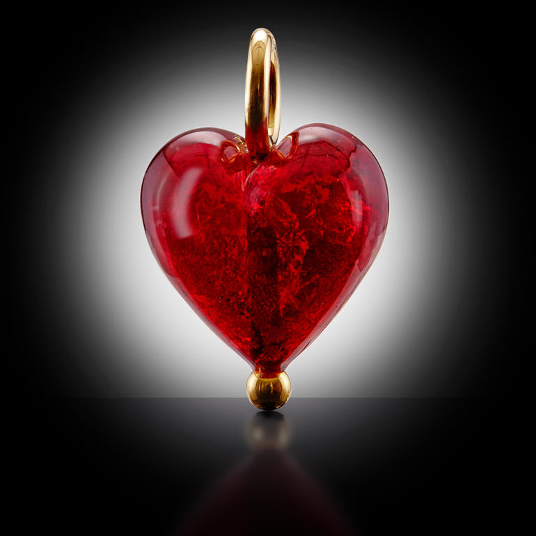 Pendentif coeur Pendentif en forme de cœur Murano en rouge vif avec une boucle dorée.
