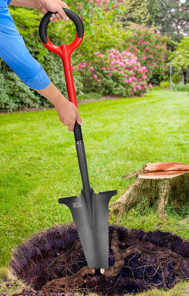 Personne soulève une pelle avec scie à racines pour le jardinage.