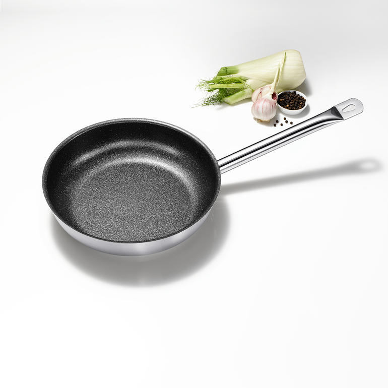 Poêles PROFILE-Premium Poêle PREMIUM PROFILE de 28 cm de diamètre avec des légumes frais.
