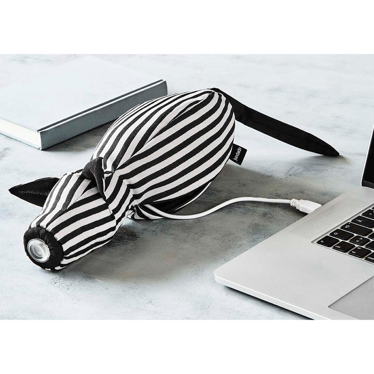 A recharger aisément par câble USB (fourni). Lampe de lecture en forme d'animal rayé sur une table avec un ordinateur portable et un livre.