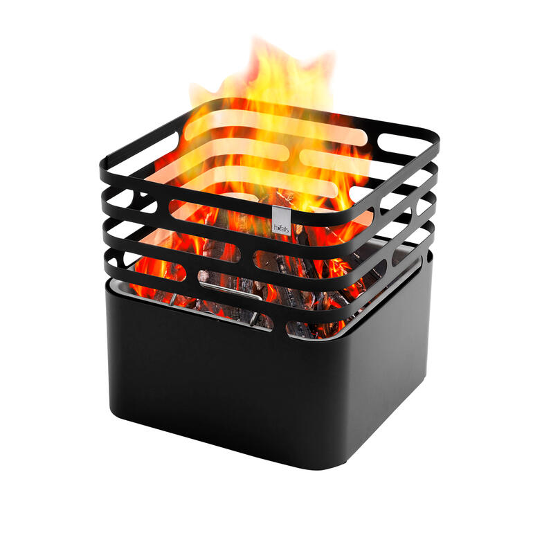 Brasero noir avec des barres de grille ouvertes et des flammes.