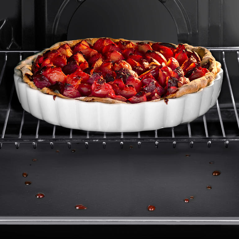 Le tapis de four en silicone, lot de 2 Tapis de cuisson en silicone avec un gratin de légumes dans le four