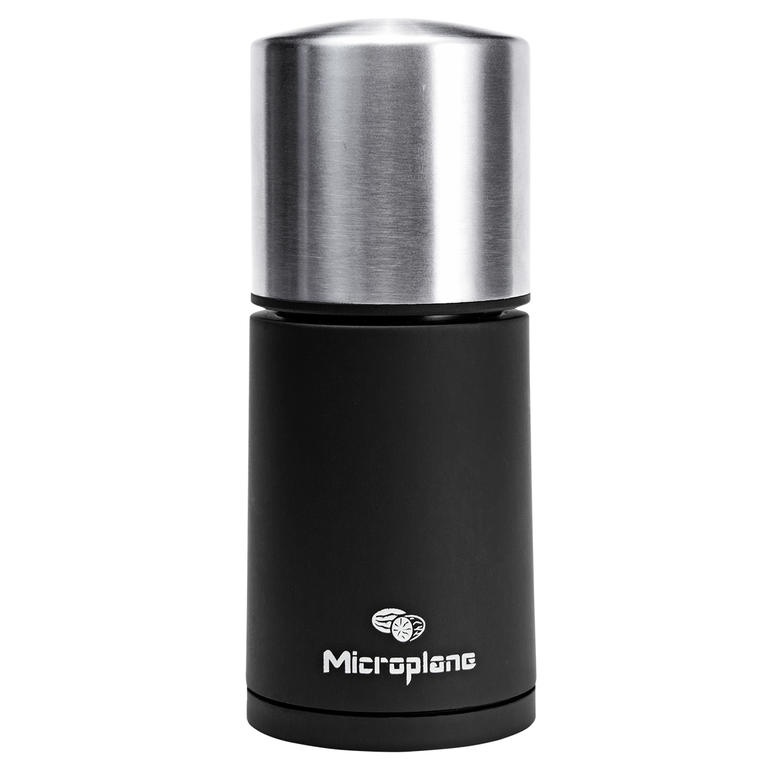 Moulin à muscade Microplane en noir avec dessus en acier inoxydable vu de face.