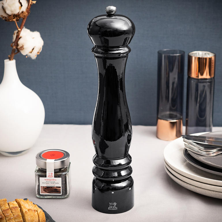 Moulin à épices Paris Électrique en noir sur une table dressée