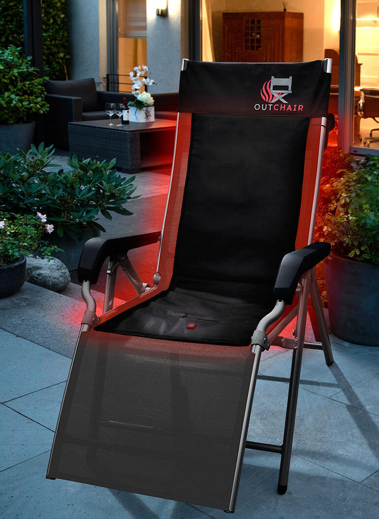 Coussin de chaise de jardin chauffant sur une chaise pliable en extérieur.
