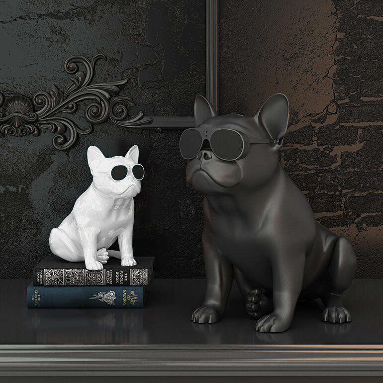Deux bulldogs français en plastique avec des lunettes de soleil