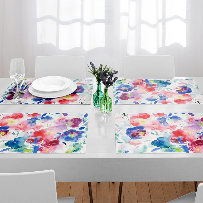Six sets de table aquarelle sur une table avec motif floral