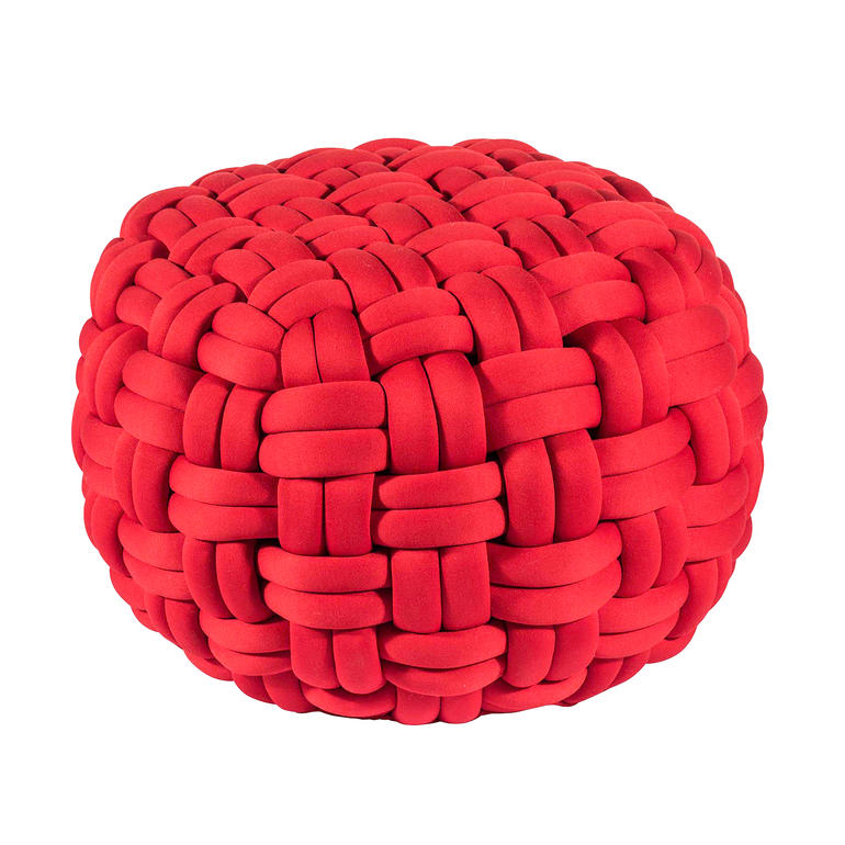 Pouf tissé rouge en gros plan sur fond blanc.