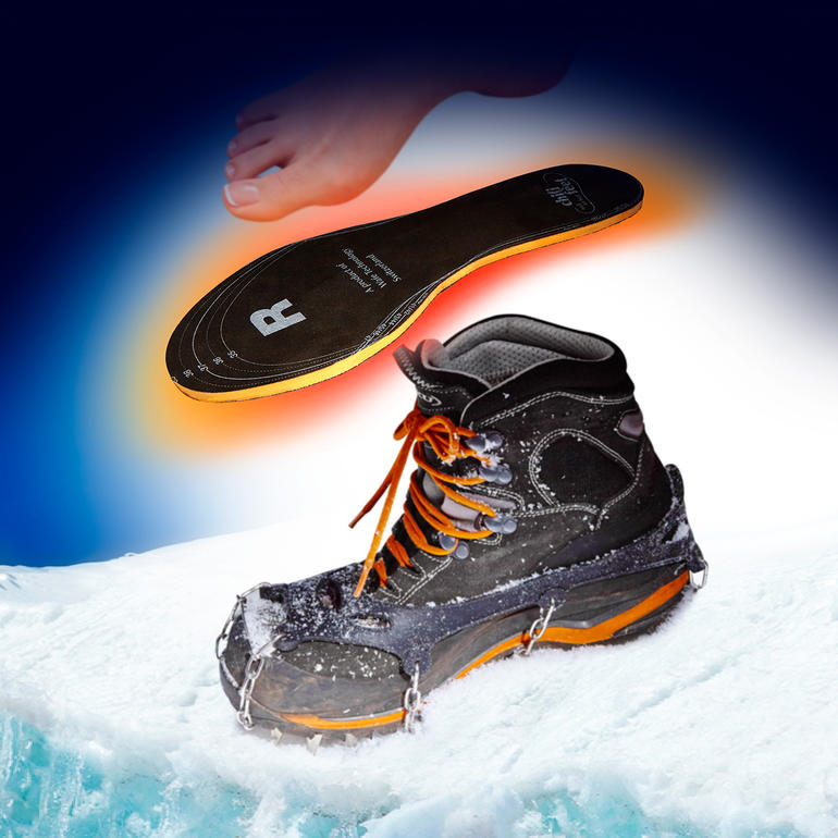 Semelles chauffantes chili-feet avec une chaussure et un pied sur la glace