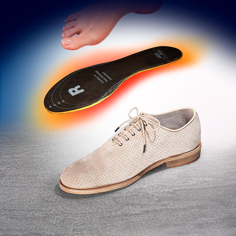 Semelles chauffantes chili-feet et une chaussure sur une surface grise