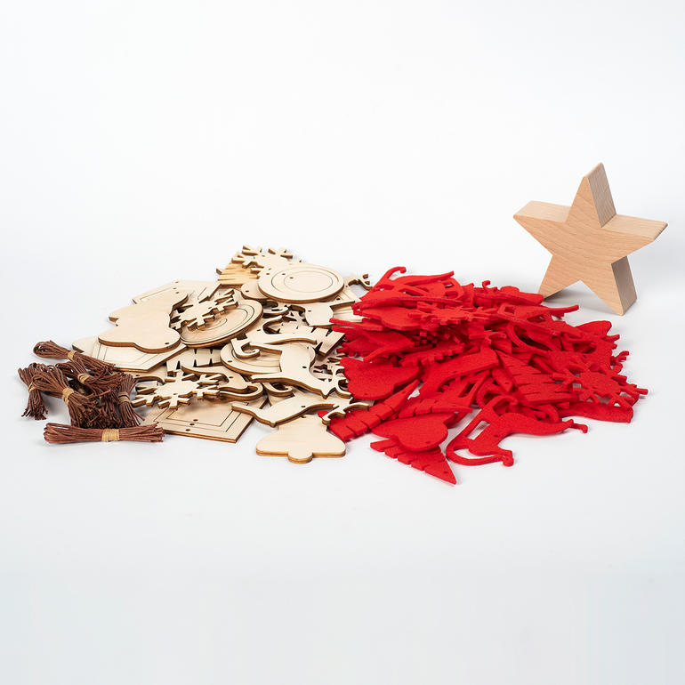 Ensemble de pendentifs en bois en différentes formes et couleurs.