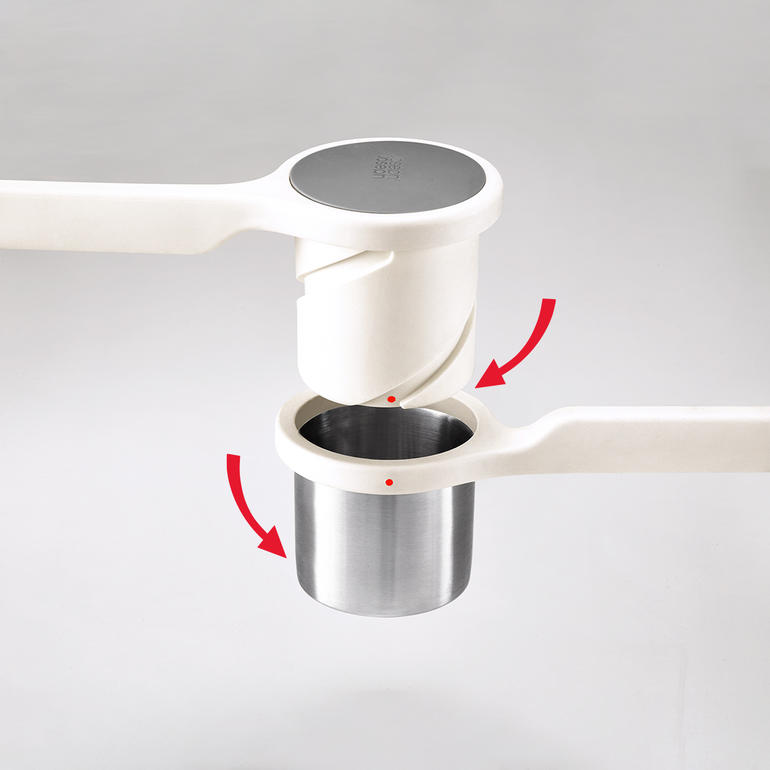 Un astucieux mécanisme de torsion facilite le pressage. Gros plan du presse-purée Helix™ avec mécanisme rotatif.