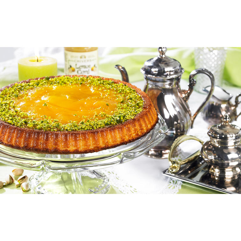 Moule en silicone pour tartes/gâteaux aux fruits Gâteau aux fruits sur une table de terrasse avec vaisselle et bougies.