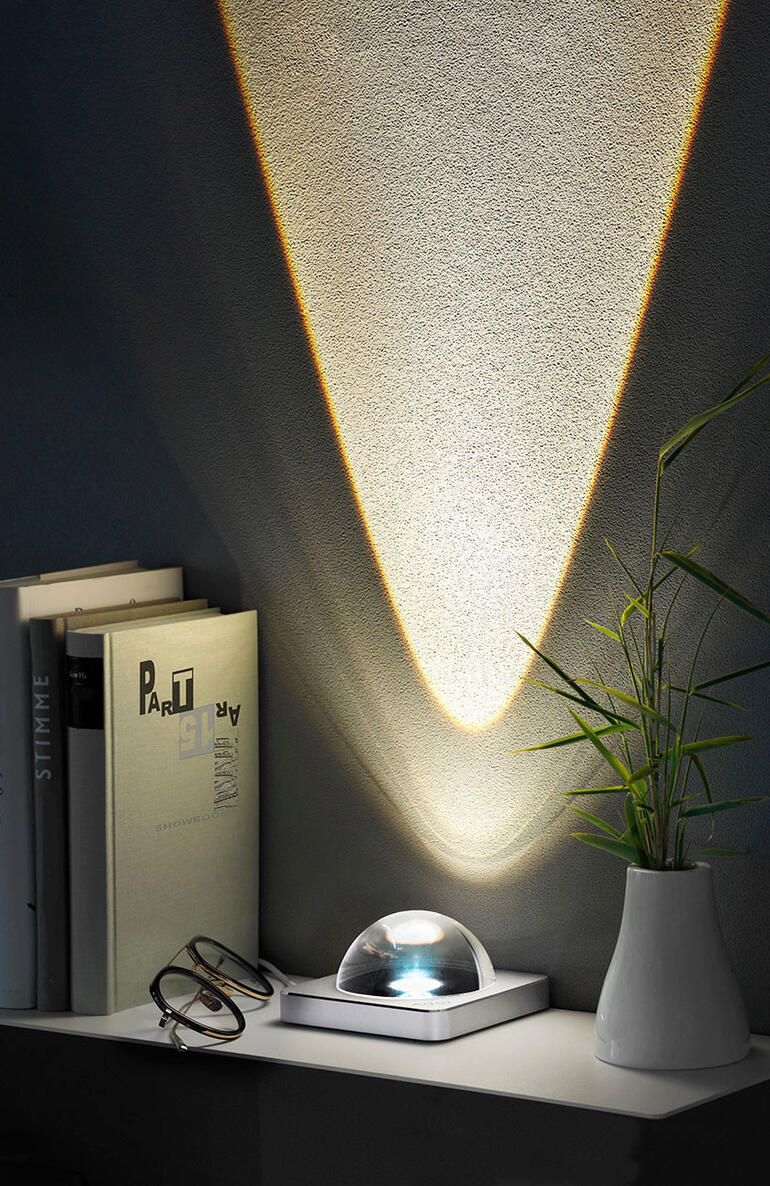 Lampe à effet 'Adot AM5' projetant sur le mur