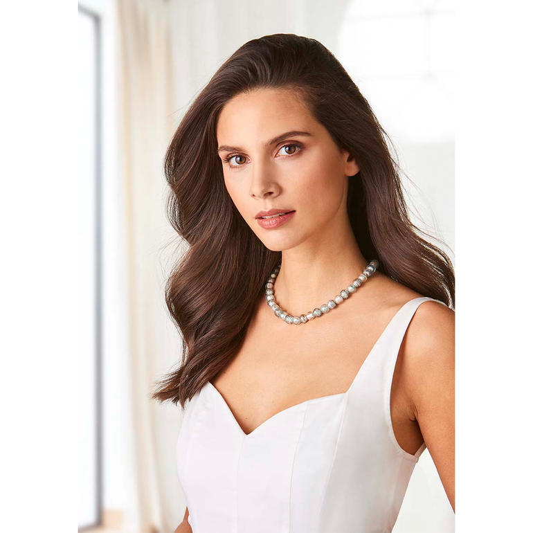 Collier en perles de Murano « Perles de glace » Femme portant un collier Murano avec des perles de glace sur un fond décontracté.