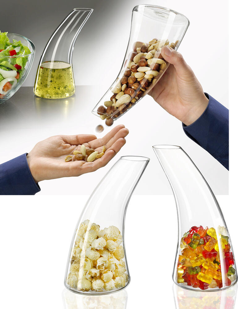 Distributeur de collations en forme de carafe avec des noix et des bonbons.