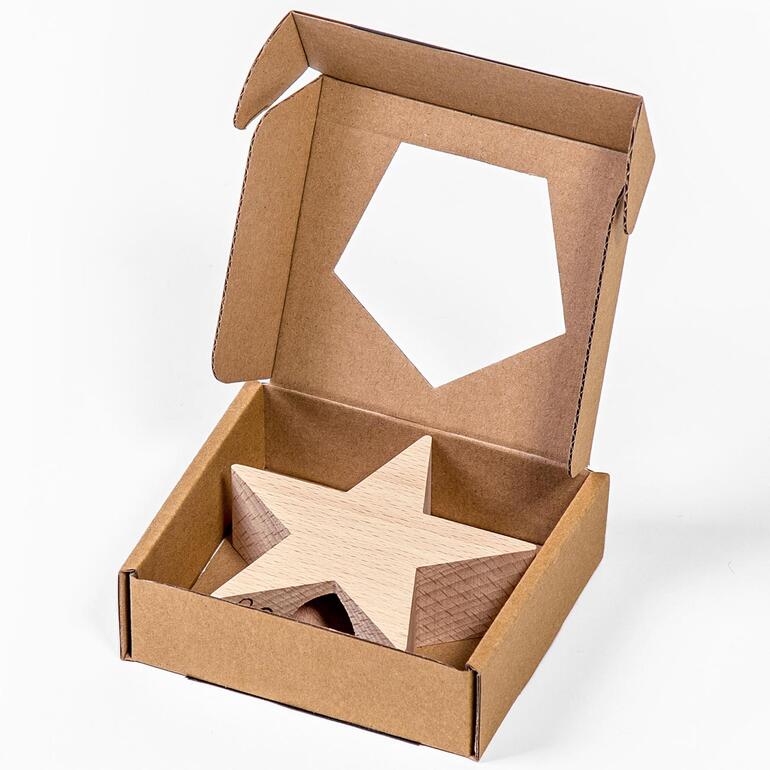 Emballage avec étoile en bois de couleur neutre