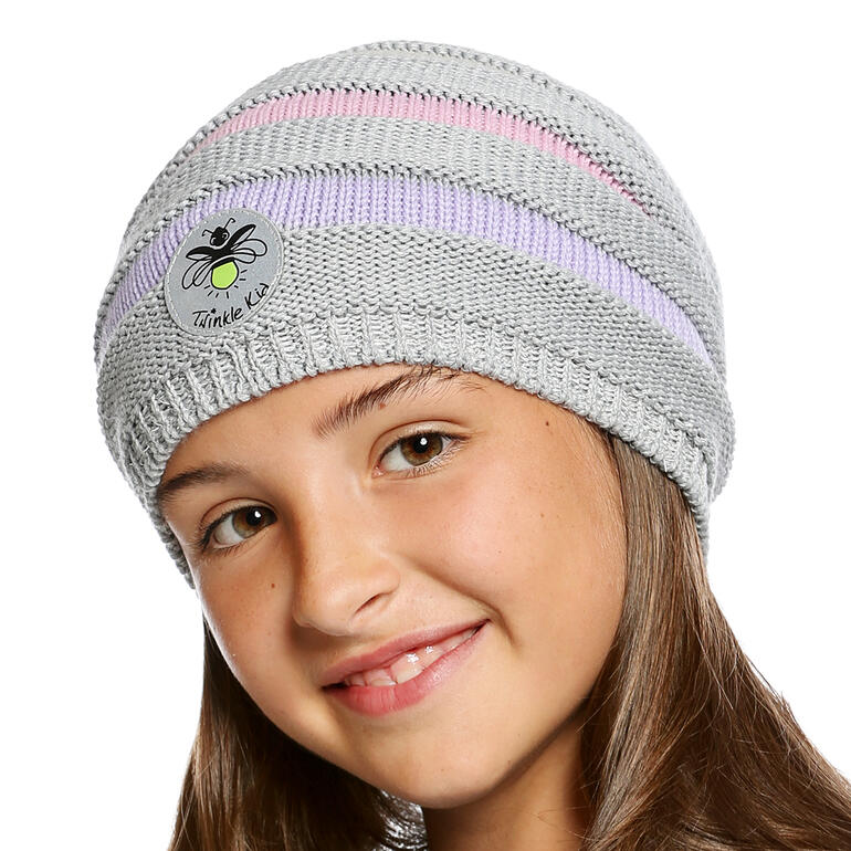Pastel Fille avec un bonnet réfléchissant gris à rayures colorées.