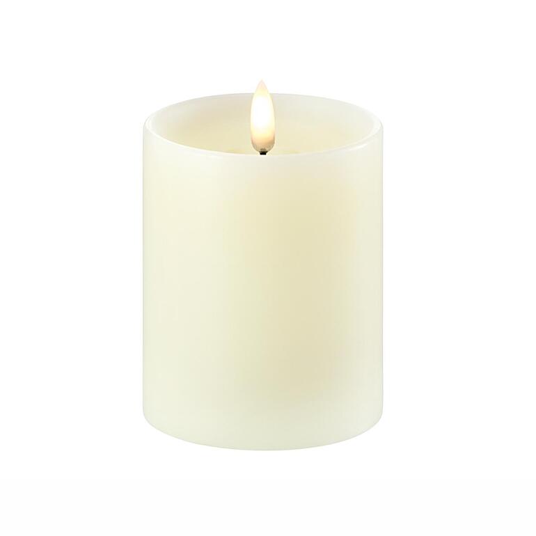 Bougie LED crème, hauteur de 10 cm, avec flamme vacillante.