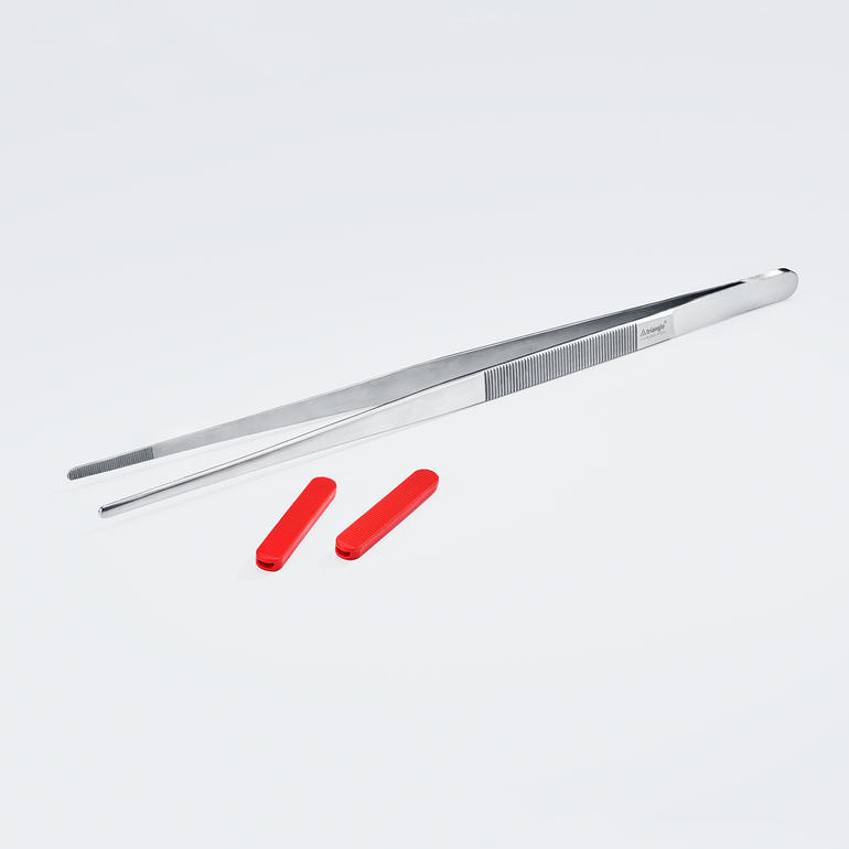 Au besoin, vous pouvez ôter les embouts silicone ; pratique pour les grillades. Pinces de cuisine avec pointes en silicone sur fond blanc