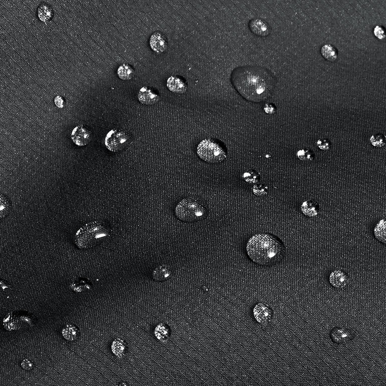 Gouttes d'eau sur le tissu de la veste Berghaus ThinDown