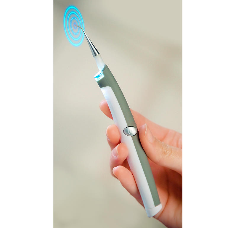 Appareil de nettoyage dentaire DentaPic Sonic dans la main