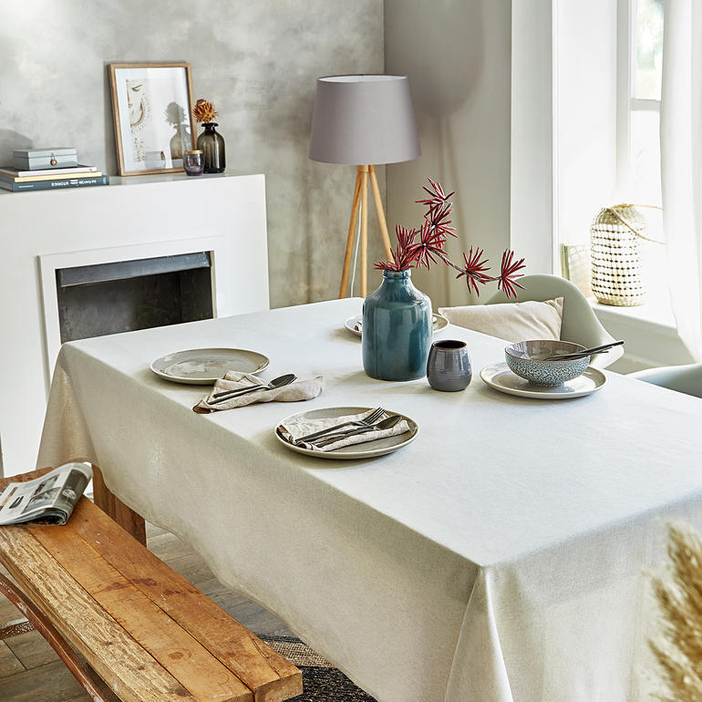 Table joliment dressée avec nappe en look lin