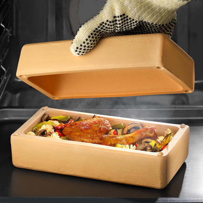 Naturel RÖMERTOPF® BBQ Brick avec une cuisse de poulet et des légumes à l'intérieur, couvercle enlevé.