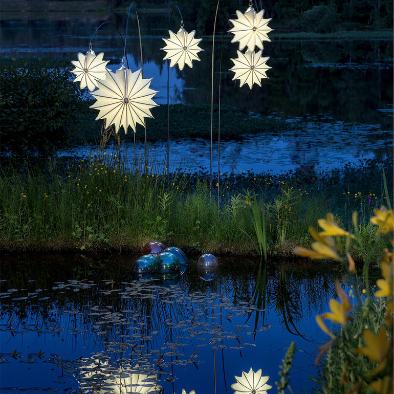 Lampions tout temps Barlooon de différentes formes éclairent l'eau.