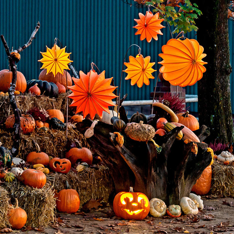 Lampions Barlooon tout temps orangés suspendus à une épicerie.