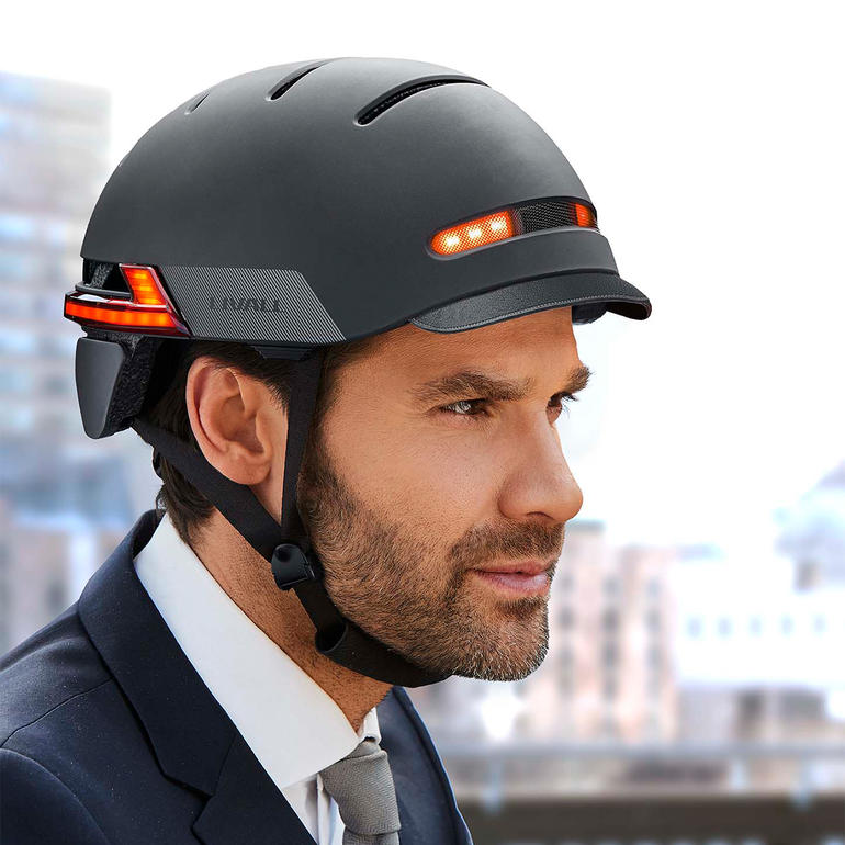 Vue latérale d'un casque intelligent BH51M de Livall avec lumières LED.