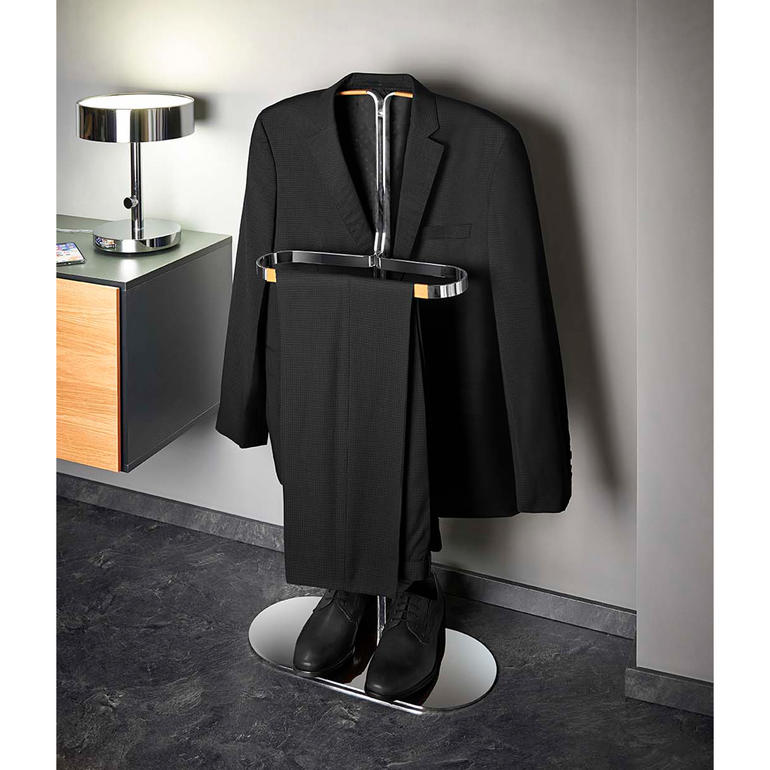Sur le cintre étroit, mais néanmoins solide, vous pouvez aérer vos vestes et chemises de façon optimale. Veste noire et pantalon accrochés à un valet.