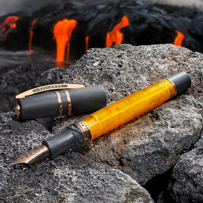 Stylo à plume Visconti Pro-Idee-Edition sur un sol rocheux devant de la lave.