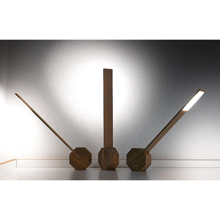 Incidence de la lumière variable – grâce à une base de forme octogonale. Trois lampes de table Octagon One à différentes hauteurs