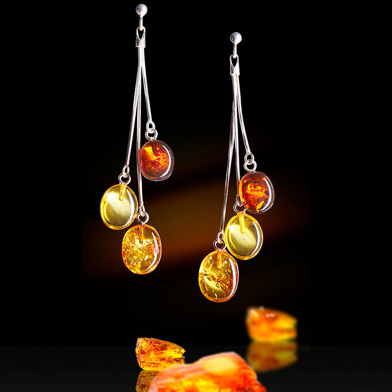 Boucles d'oreilles en ambre avec ambre multicolore sur fond noir