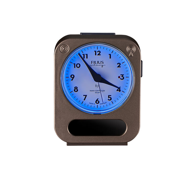 Appuyez sur un bouton pour activer le rétroéclairage bleu discret. Réveil solaire radio avec éclairage de fond bleu et boîtier noir