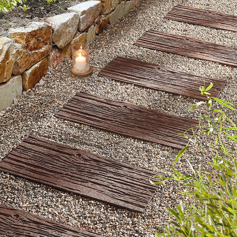 Dalles de jardin recyclées dans un chemin de jardin