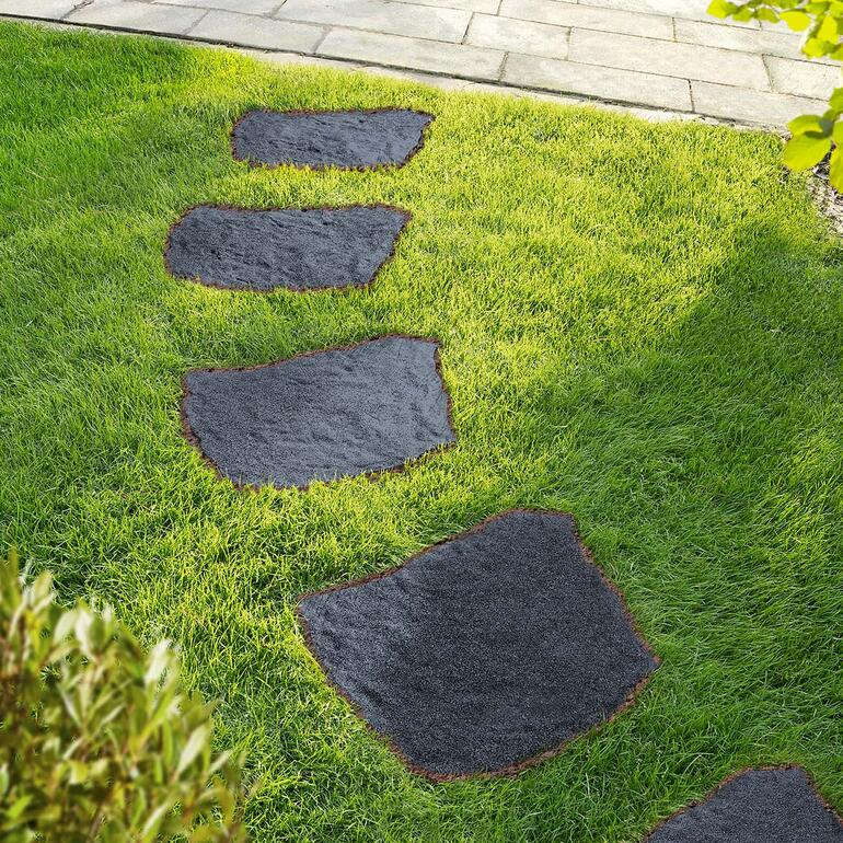 Dalles gris pierre au bel aspect pierre naturelle. Dalles de jardin recyclées sur une pelouse verte