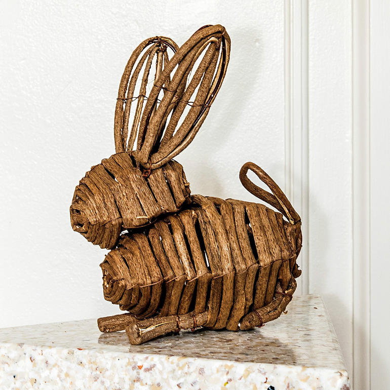 Lapins en vigne, lot de 3 pièces Petit lapin en vignes en matériau naturel avec des oreilles dressées.